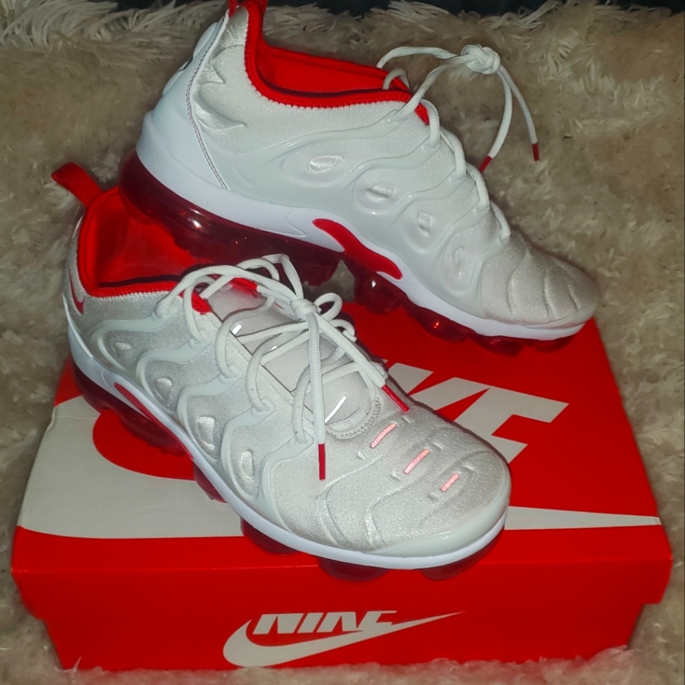 Mens White and red Nike Vapor max plus size 13